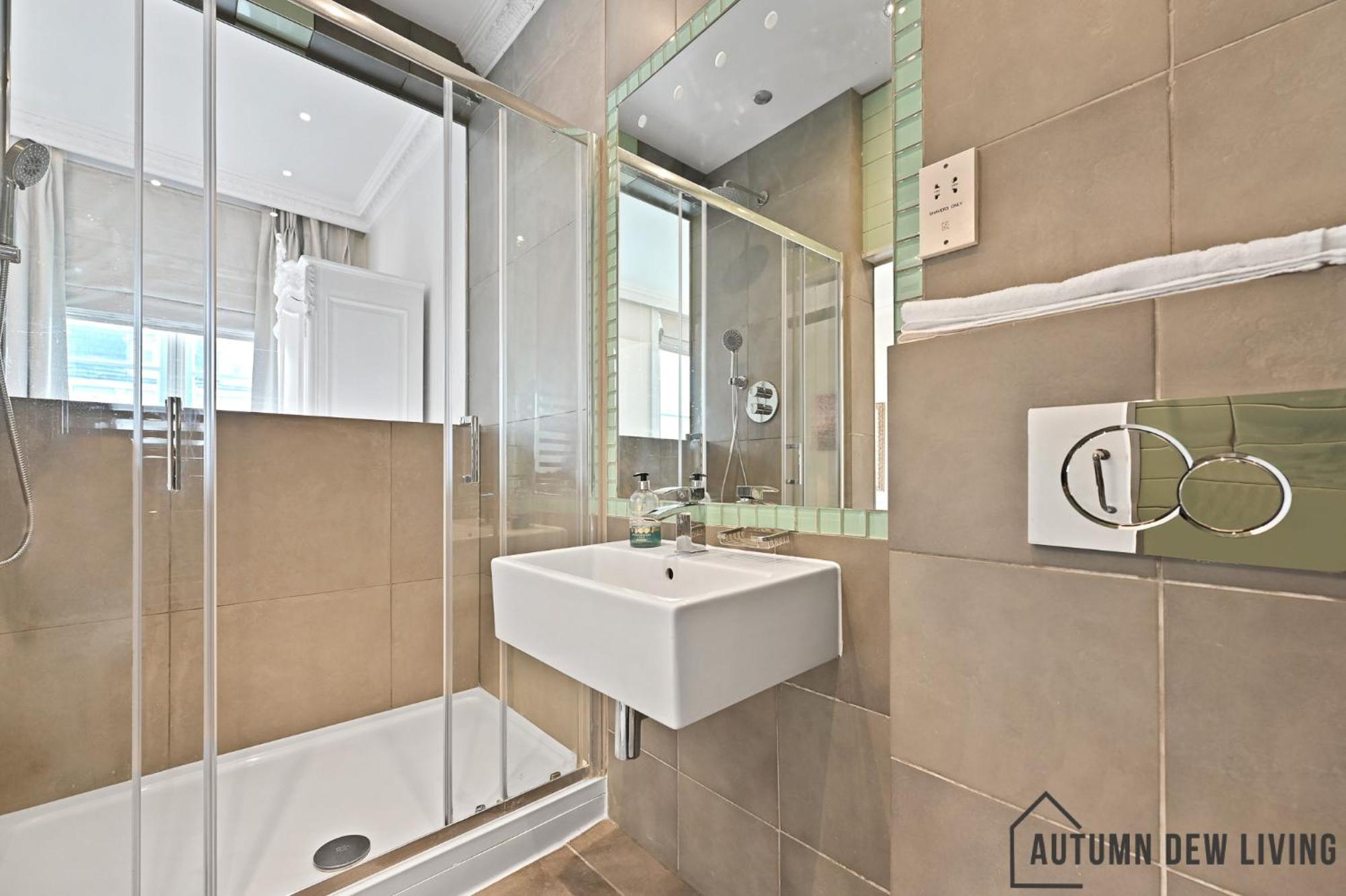 Beautiful 2 King Size Beds 2 Bath- Sleeps 5 In Earls Court Leilighet London Eksteriør bilde